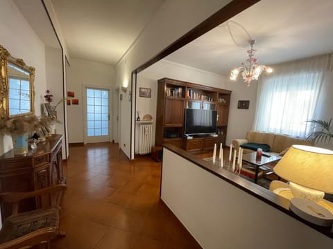 Communal lounge/ TV room, TV and multimedia, Living room, Seating area, Evening entertainment