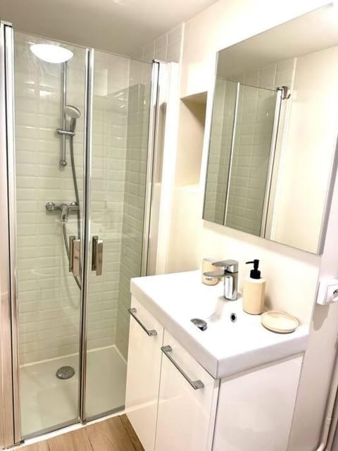 T2 - lit XL, proche Part-Dieu, self check-in Apartment in Villeurbanne