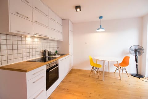 Coffee/tea facilities, Kitchen or kitchenette, Dining area, stove