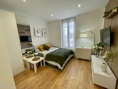 Bed, TV and multimedia, Photo of the whole room
