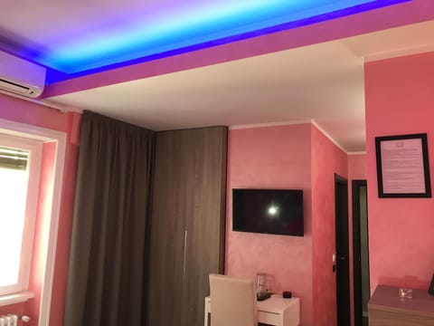 Photo of the whole room, Decorative detail