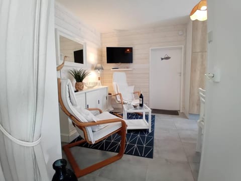 TV and multimedia, Living room, Decorative detail, Seating area, hair dresser