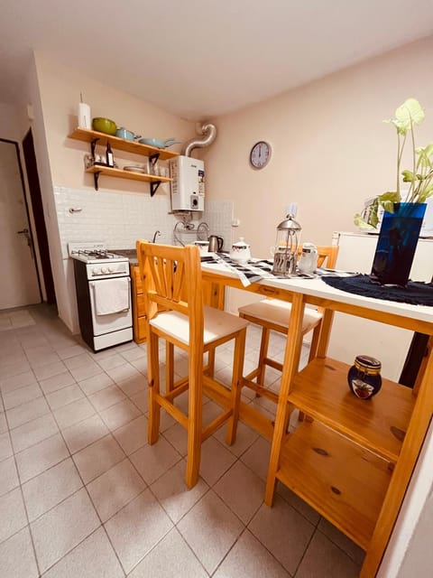Kitchen or kitchenette, Dining area, minibar, oven, stove