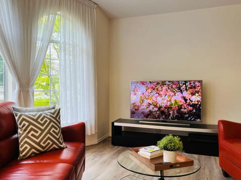 Beautiful home with one acre land for leisure time in Vancouver Island Villa in Nanaimo