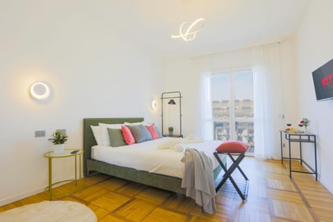 Bed, TV and multimedia, Photo of the whole room, Bedroom