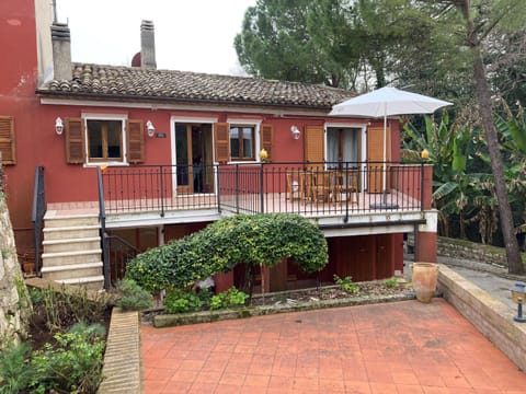 S332 – Sirolo, trilocale al piano terra con corte e posto auto Apartment in Sirolo