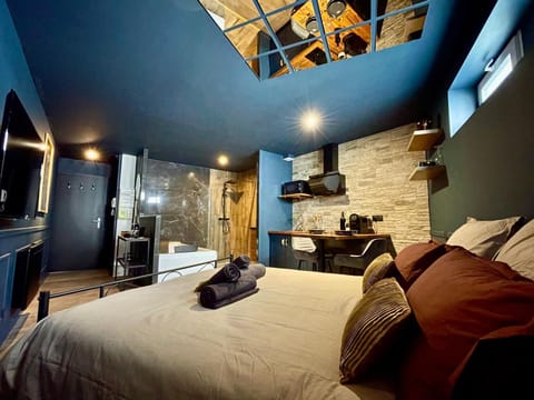 Bed, Photo of the whole room, Bedroom