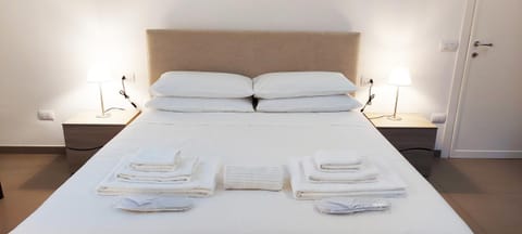 Bed, Bedroom, heating, internet, towels, air conditioner