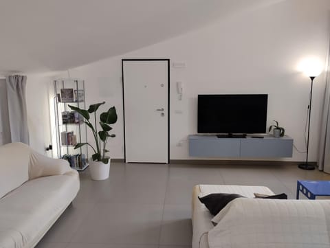 Library, TV and multimedia, Living room, Photo of the whole room, Seating area, Evening entertainment, internet, air conditioner