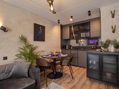 Coffee/tea facilities, Dining area, microwave, stove, kitchen