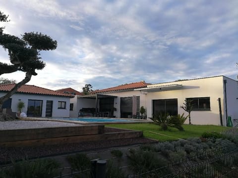 Property building, Garden, Balcony/Terrace, Swimming pool