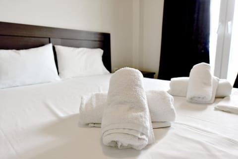 Bed, Bedroom, towels