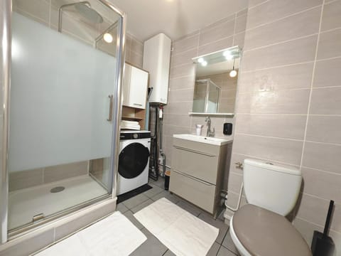 Shower, Toilet, Bathroom, towels, washing machine
