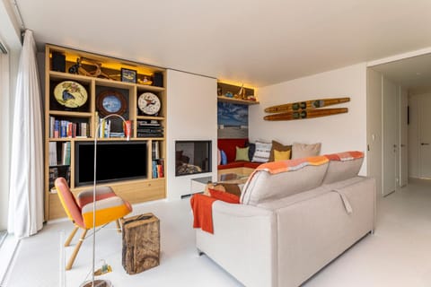 TV and multimedia, Living room, Seating area, Evening entertainment