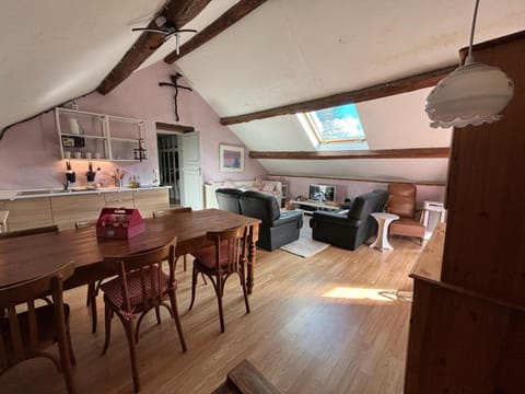 Kitchen or kitchenette, Seating area, Dining area