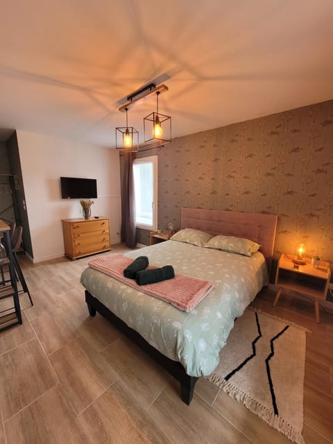 Photo of the whole room, Bedroom
