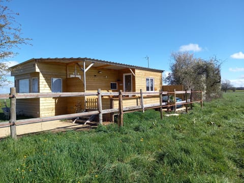Chalet en ferme équestre au plus proche des chevaux Country House in Centre-Val de Loire