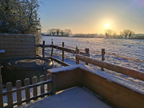 Chalet en ferme équestre au plus proche des chevaux Country House in Centre-Val de Loire