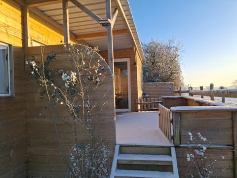 Chalet en ferme équestre au plus proche des chevaux Country House in Centre-Val de Loire