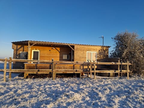 Chalet en ferme équestre au plus proche des chevaux Country House in Centre-Val de Loire