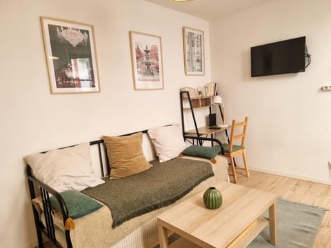 Communal lounge/ TV room, TV and multimedia, Living room, Seating area, Dining area