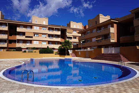 Property building, Day, Pool view, Swimming pool, sunbed