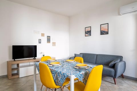 Communal lounge/ TV room, Dining area, air conditioner