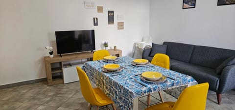 Communal lounge/ TV room, Dining area