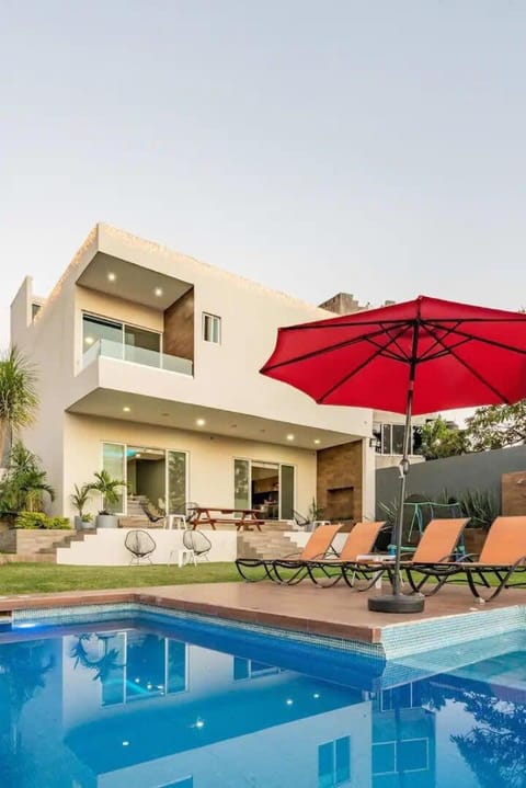 Property building, Pool view, Swimming pool, sunbed