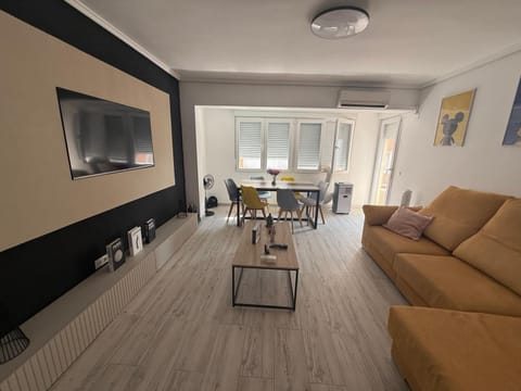 Communal lounge/ TV room, TV and multimedia, Living room, Seating area, Dining area, Evening entertainment, air conditioner