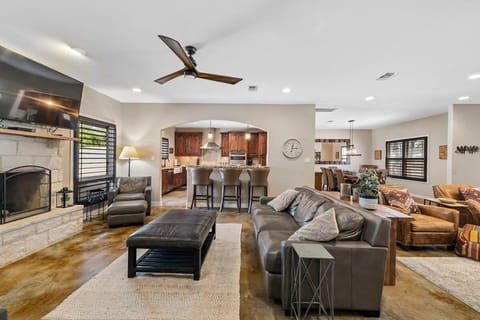 4 Bedroom Close to Downtown Hot Tub-Pool House in Fredericksburg