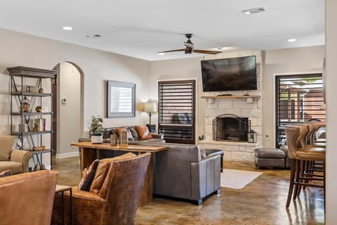 4 Bedroom Close to Downtown Hot Tub-Pool House in Fredericksburg