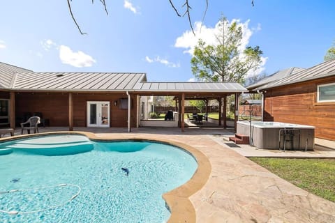 4 Bedroom Close to Downtown Hot Tub-Pool House in Fredericksburg