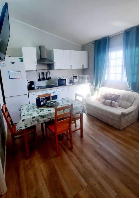 Kitchen or kitchenette, Seating area, Dining area