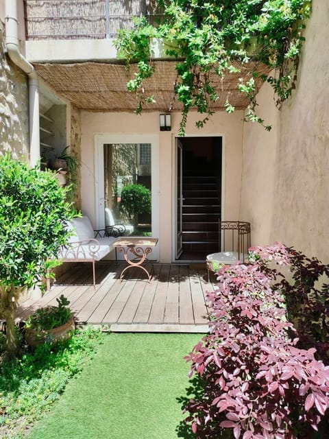 Property building, Patio, Facade/entrance, Garden, Balcony/Terrace