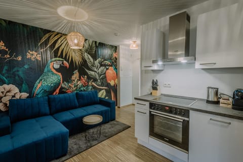 Kitchen or kitchenette, Living room, Seating area, minibar, pet friendly, stove