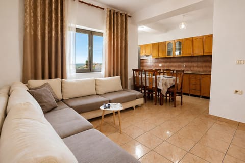 Kitchen or kitchenette, Living room, Seating area, Dining area