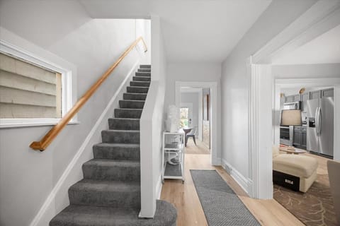 Classic Pittsburgh 4 Square - Easy Access to Town and Airport House in Pittsburgh