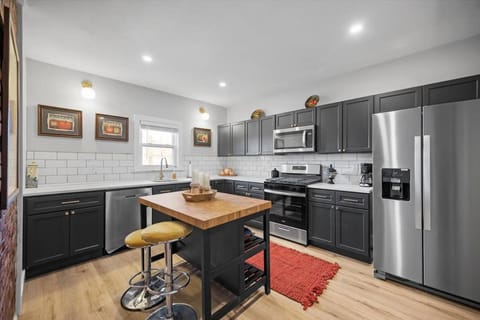 Classic Pittsburgh 4 Square - Easy Access to Town and Airport House in Pittsburgh