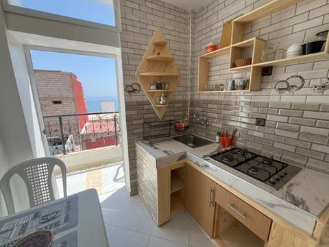 Kitchen or kitchenette, Dining area, minibar, stove