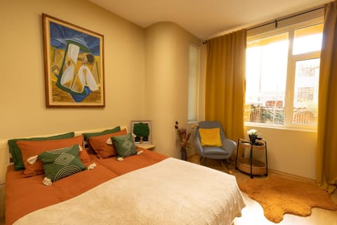 Bed, Photo of the whole room, Seating area, Bedroom