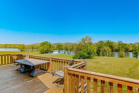 Lebanon Family Riverfront Hideaway Dogs Welcome House in Old Hickory Lake