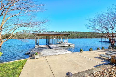 Luxe Haven Lakehouse House in Hot Springs