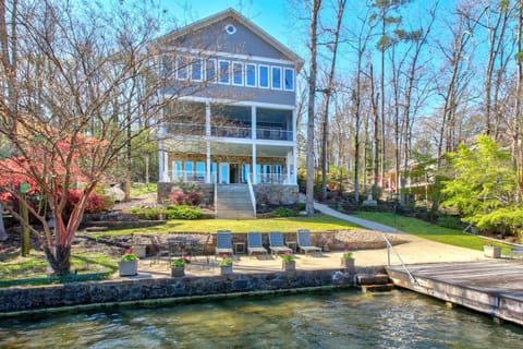 Luxe Haven Lakehouse House in Hot Springs