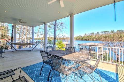 Luxe Haven Lakehouse House in Hot Springs