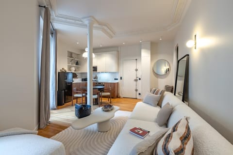 TV and multimedia, Kitchen or kitchenette, Living room, Dining area, stove