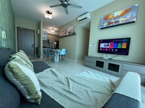 Bed, TV and multimedia, Living room, Photo of the whole room, Seating area, Dining area, fireplace