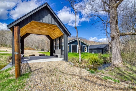 Kerri's Cottage-Pickleball Court, Creek, WIFI, Mountain Views, No Cleaning Fee House in Jenkins Mill