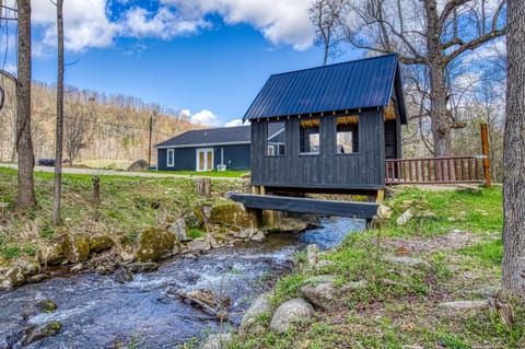 Kerri's Cottage-Pickleball Court, Creek, WIFI, Mountain Views, No Cleaning Fee House in Jenkins Mill