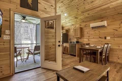 Kerri's Cottage-Pickleball Court, Creek, WIFI, Mountain Views, No Cleaning Fee House in Jenkins Mill